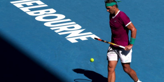 Nadal holt die Trophäe bei der Australian Open